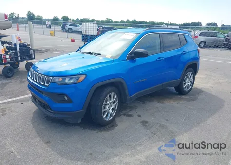2022 Jeep Compass Latitude Lux 4X4 z USA, uszkodzony, nr VIN 3C4NJDFB1NT142337
